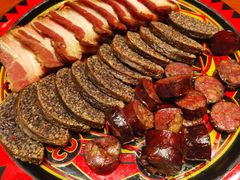 腊肉香肠拼盘-阿斯牛牛十二餐厅•四季餐厅(民族大道店)