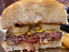 焦糖烤菠萝牛肉汉堡-魏斯理汉堡(西安沣东吾悦店)