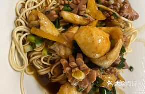 Stir-fried Pig Kidney and Black Fish Noodles