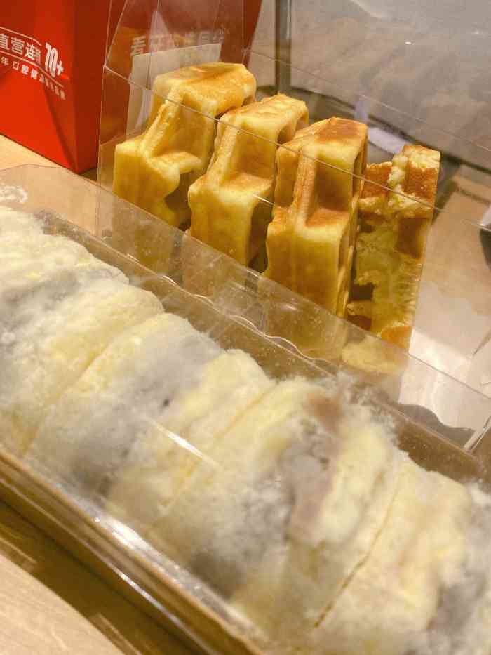 芋泥雪绒小贝 有点奇怪吃起来 酸酸的 和鲍师傅比起来 还是抱师傅那个