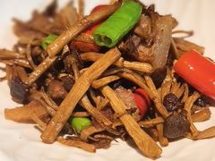 虾仁茶树菇素鸡煲-吴越荣记苏州菜·松鼠桂鱼100%活鱼现做(斜塘老街店)
