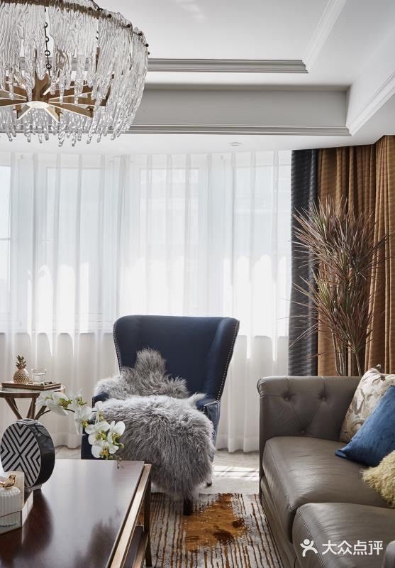 客厅通畅明亮，空间布局井井有条，装饰性的物件不多，但是各有特