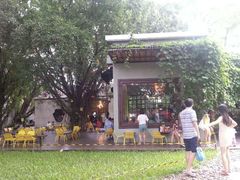 -莓园冰淇淋店