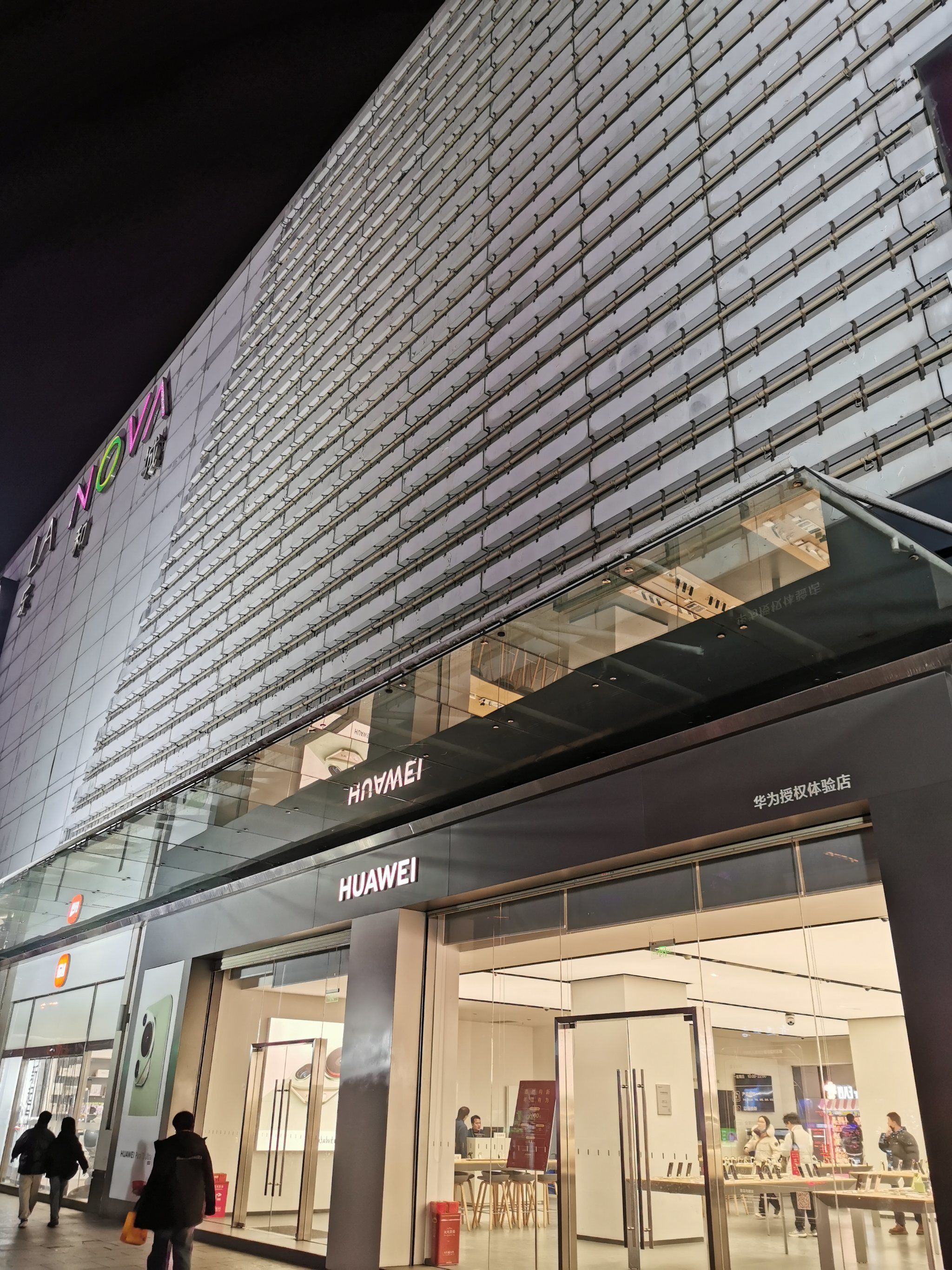 乐和城负一楼,现在没有几个开着的店铺,很