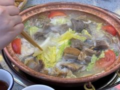 招牌腊排骨加腊猪蹄-阿婆情腊排骨火锅(金虹路店)