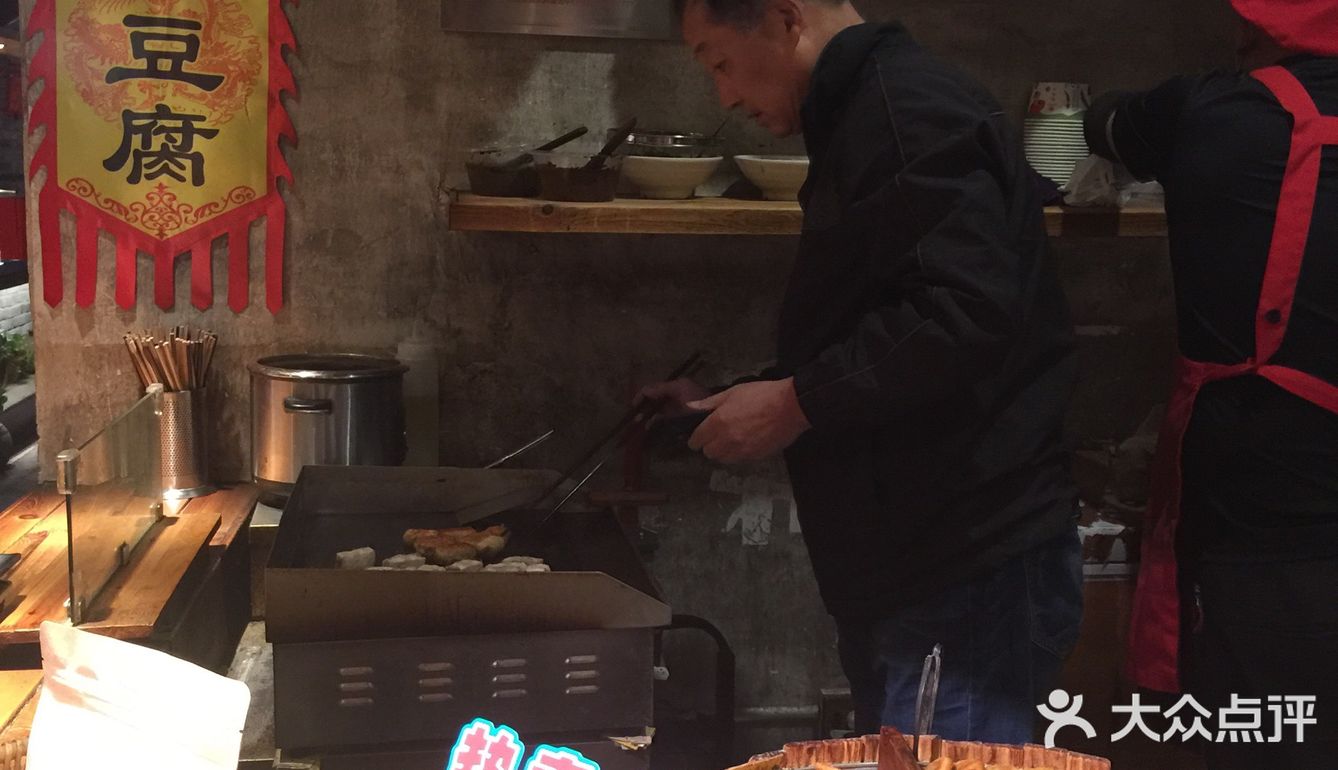 据说已有三十多年的历史，纯手工和面，炭火烤制