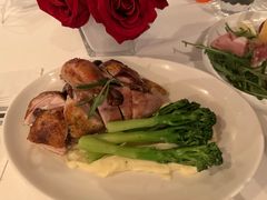 秘制烤春鸡配西兰花和迷迭香-WOLFGANG PUCK KITCHEN & BAR(迪士尼小镇店)