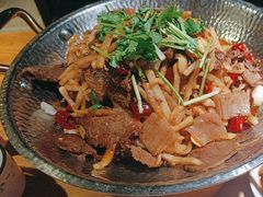 -帅巴人舅母子腊蹄民俗村