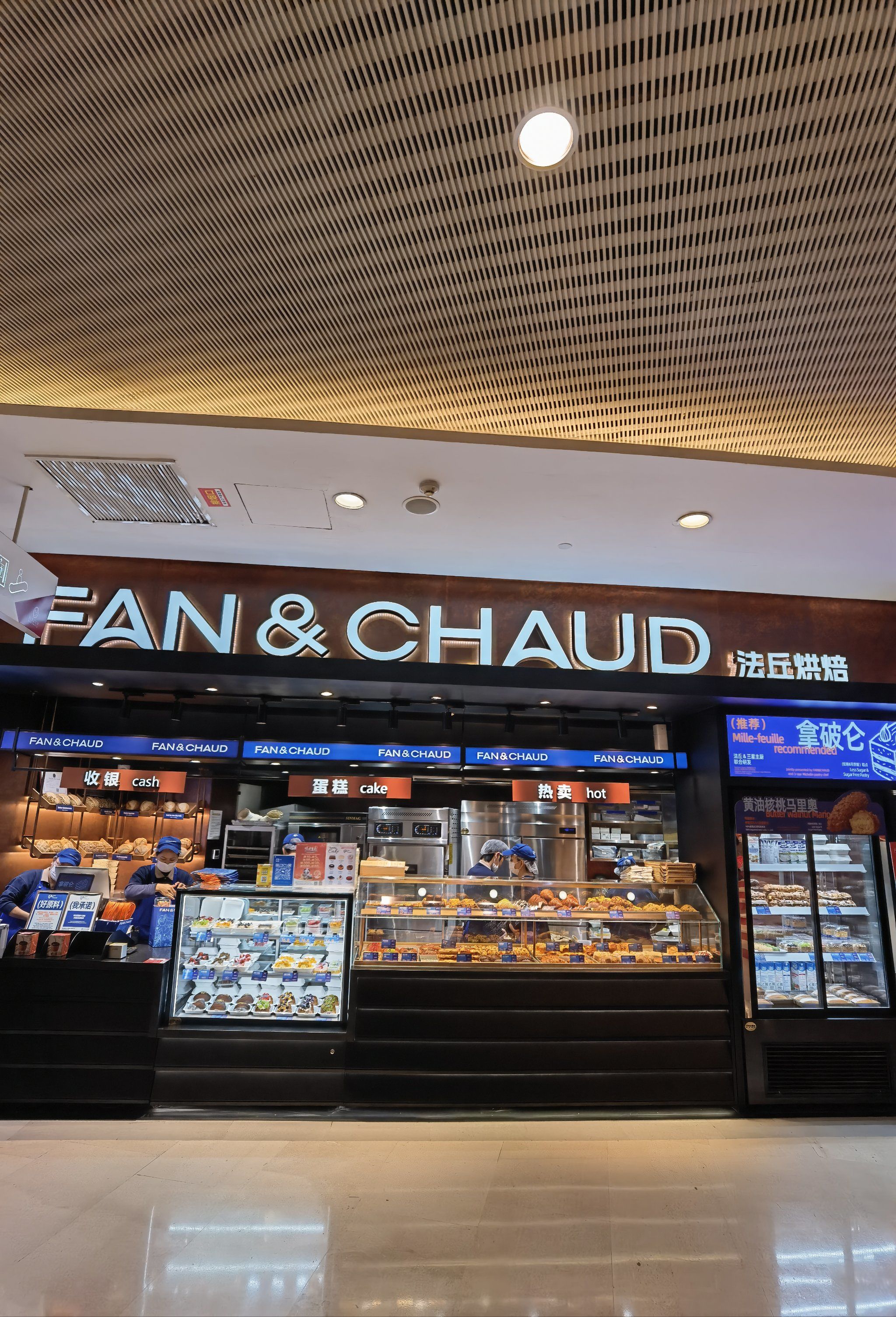 其实他家的蛋糕和面包颜值真的很不错,摆盘让人看着也很有食欲