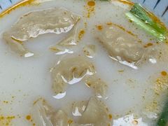 金汤黄鱼馄饨-蟹黄鱼·楼上面馆(外滩中央旗舰店)