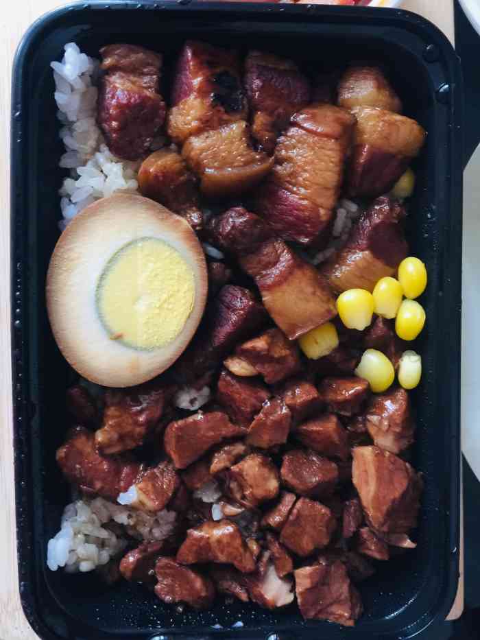 周末又以外卖续命,大猪蹄子给定的,我说要以清淡为主,结果好么,红烧肉