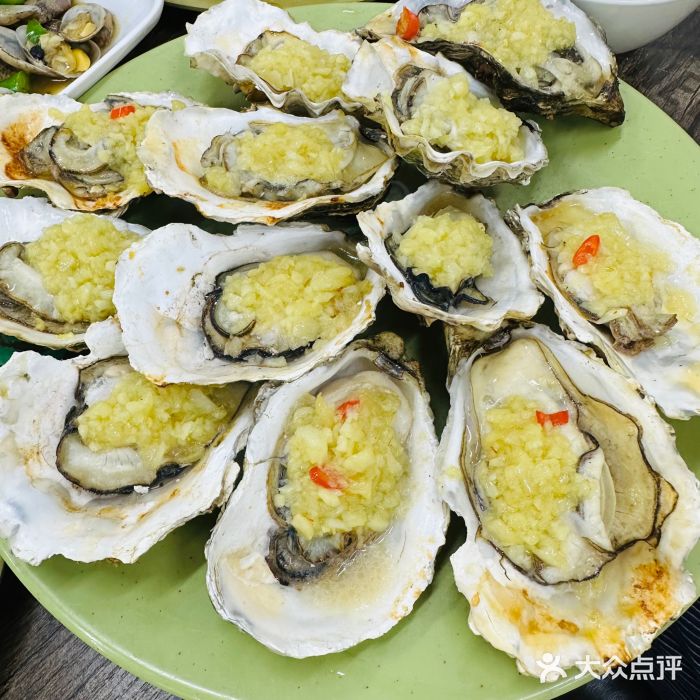 贞姨美食·老字号海鲜大排档炭烧蒜蓉生蚝图片