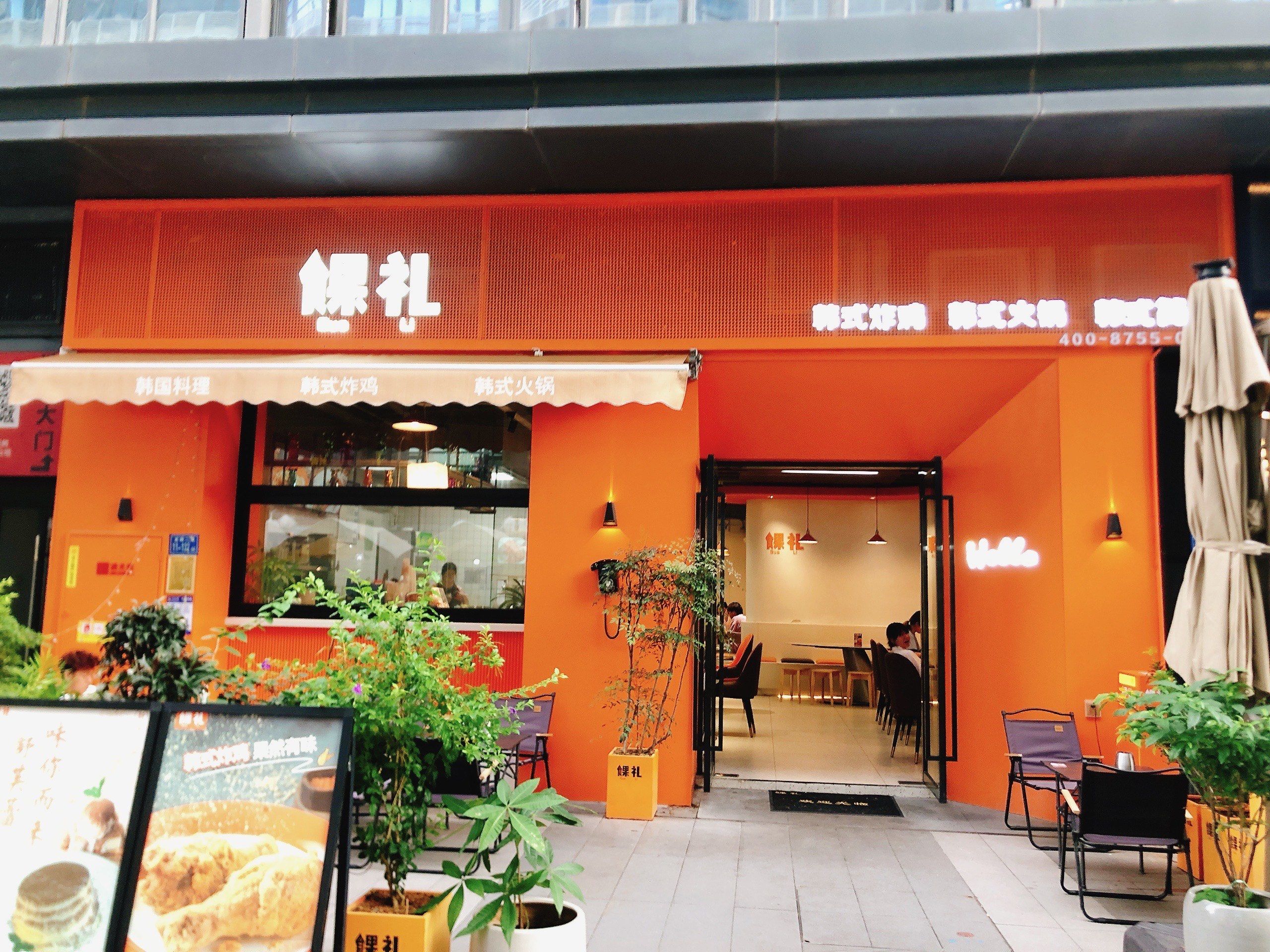 万科云城分店橙色的门头很大,很亮眼
