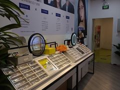 -天空之镜眼镜店蔡司依视路配镜授权零售店(望京颐堤港店)