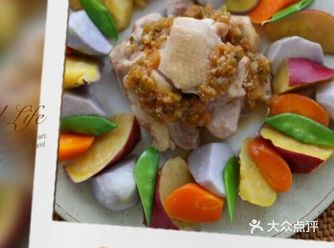 .需要的食材：鸡腿肉 1块 红薯 1个 胡萝卜