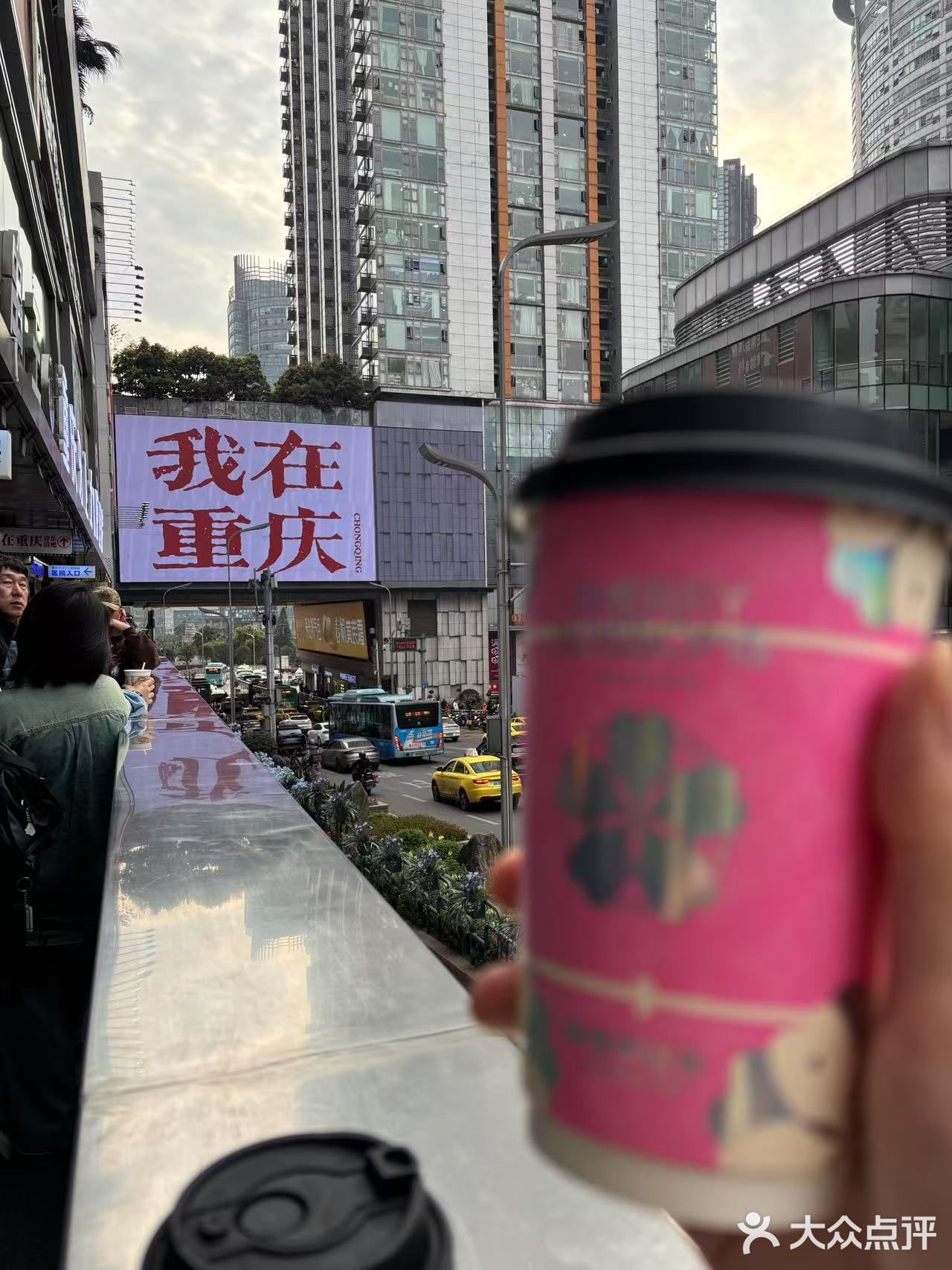 被粉嫩的樱花🌸包围，一口下去春天的味道💕
