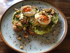 牛油果煮蛋吐司-RAC BAR(安福路店)