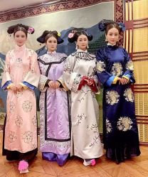 -月月婚纱礼服仓储店(王府井店)