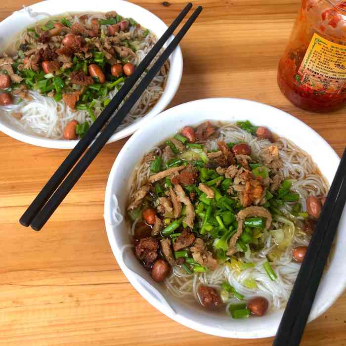 临高大众点评上排名靠前的米粉看起来不错吃起来一般环境较差而且鸡蛋