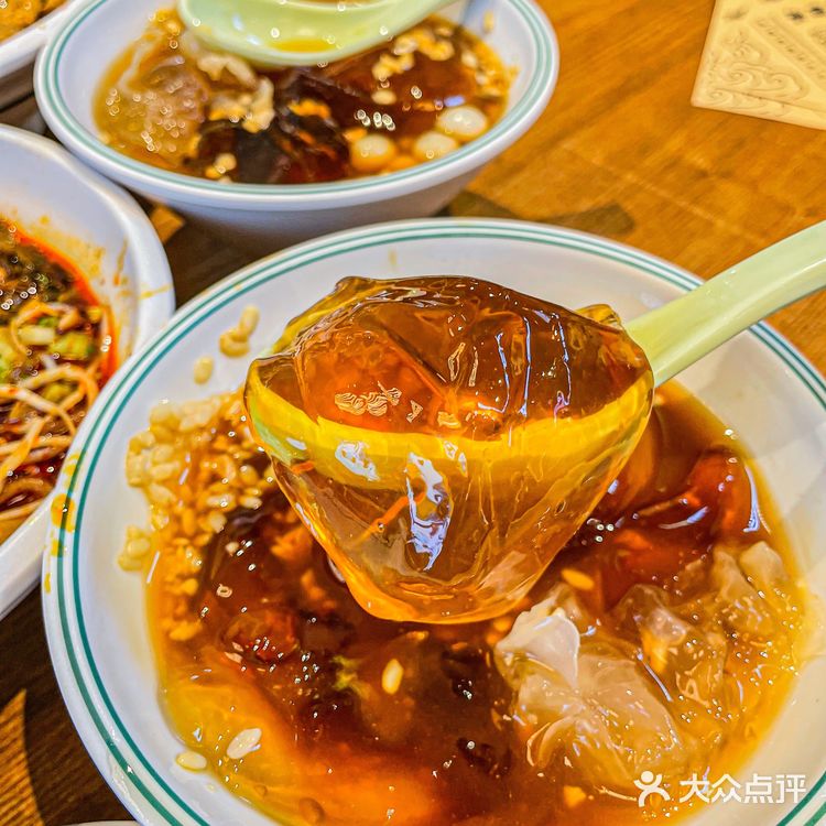 人均20吃成都最地道肥肠粉！实现嗦粉自由！