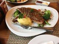 -Chom Cafe and Restaurant