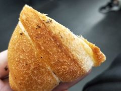 黑松露海盐牛油卷-PAPER STONE BAKERY(天环店)