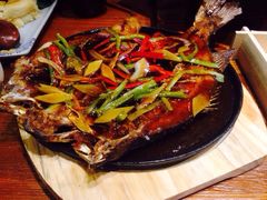 铁板浇汁鲈鱼-云海肴·汽锅鸡·云南菜(天津国金汇店)