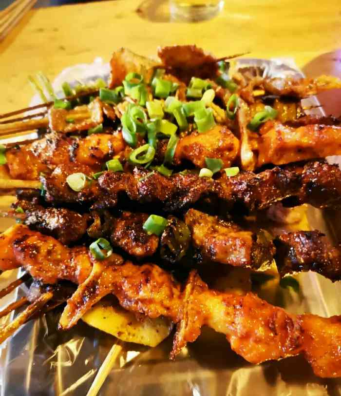 吴记烧烤-"这家店之前开在中医附院后门的一个很老的房.