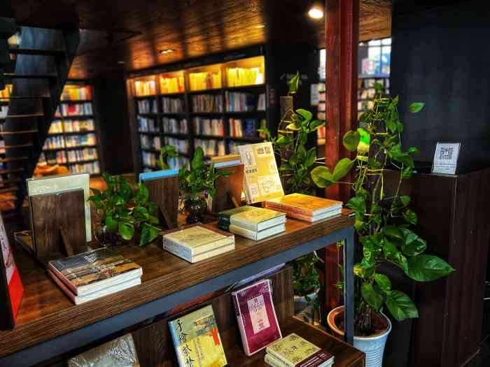 物外书店(人信汇商场店)-"不知道如何评价这一家物外书店,虽然无论从.