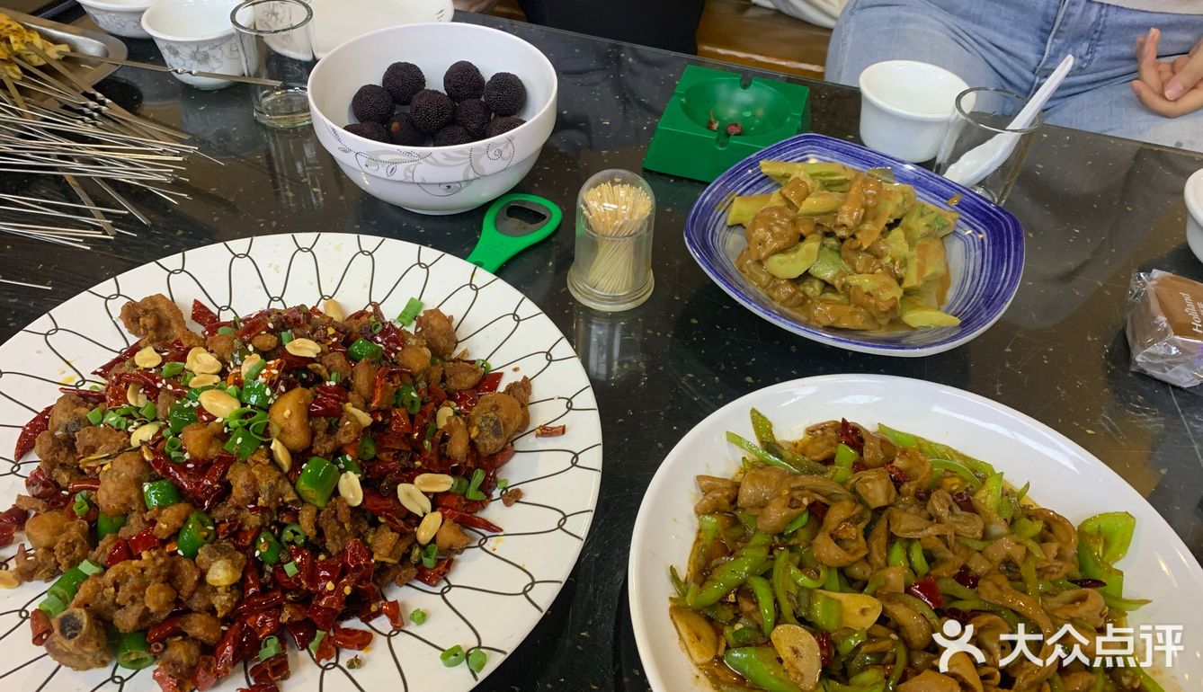烧烤真的超赞，马扎好做，焖饼好吃