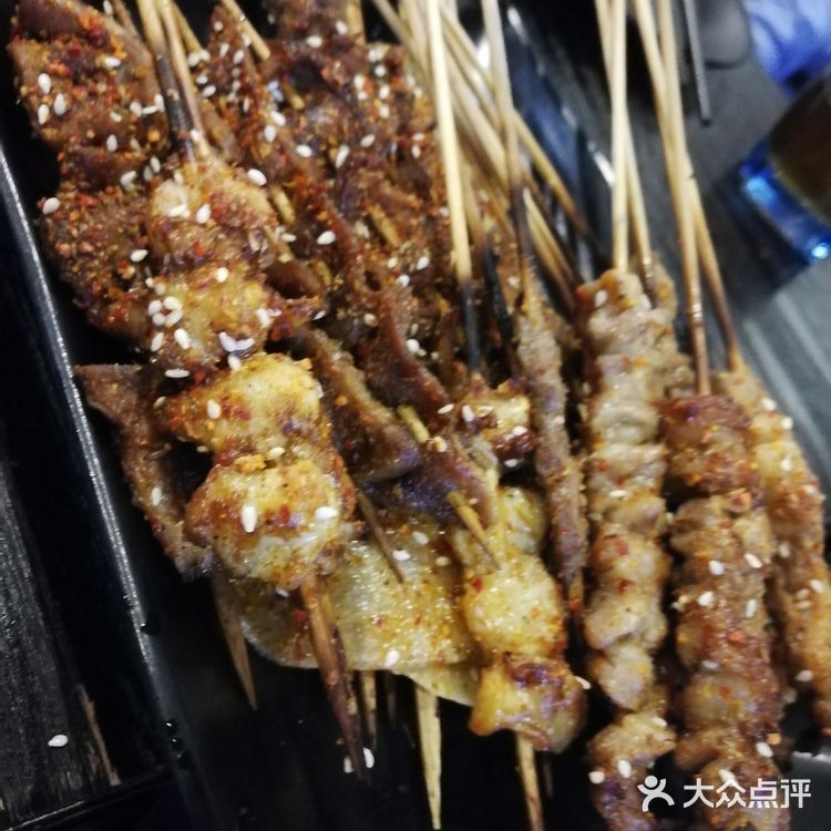 特别推荐牛肉小串，烤冷面和护心肉。服务：真心好