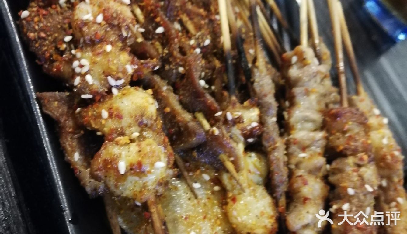 特别推荐牛肉小串，烤冷面和护心肉。服务：真心好