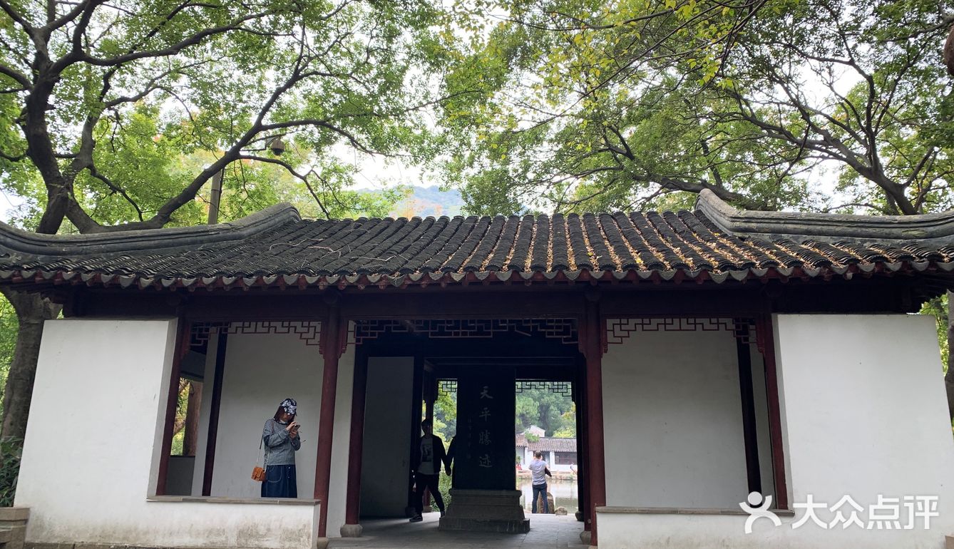 天平山虽然海拔只有200多米,在中国的诸多名山中算不