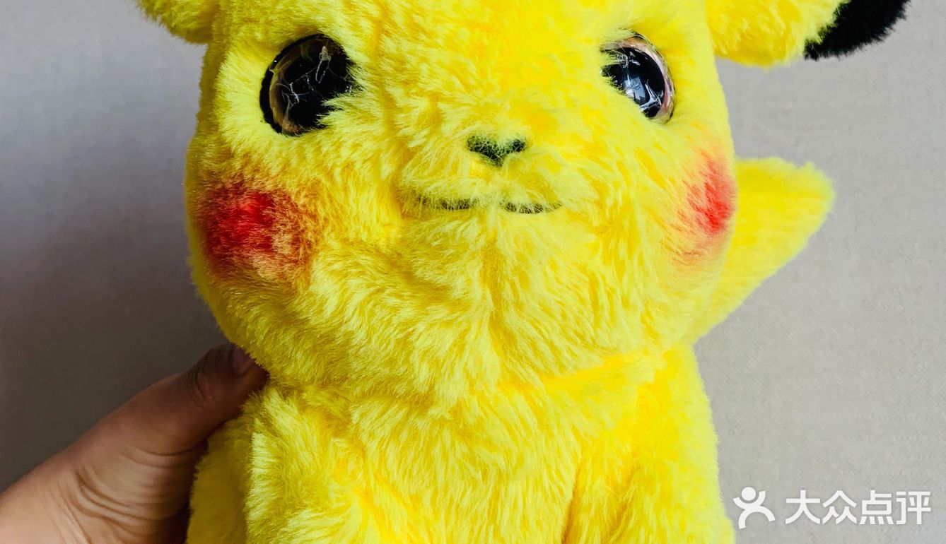 送他只玩具皮卡丘🐱吧～