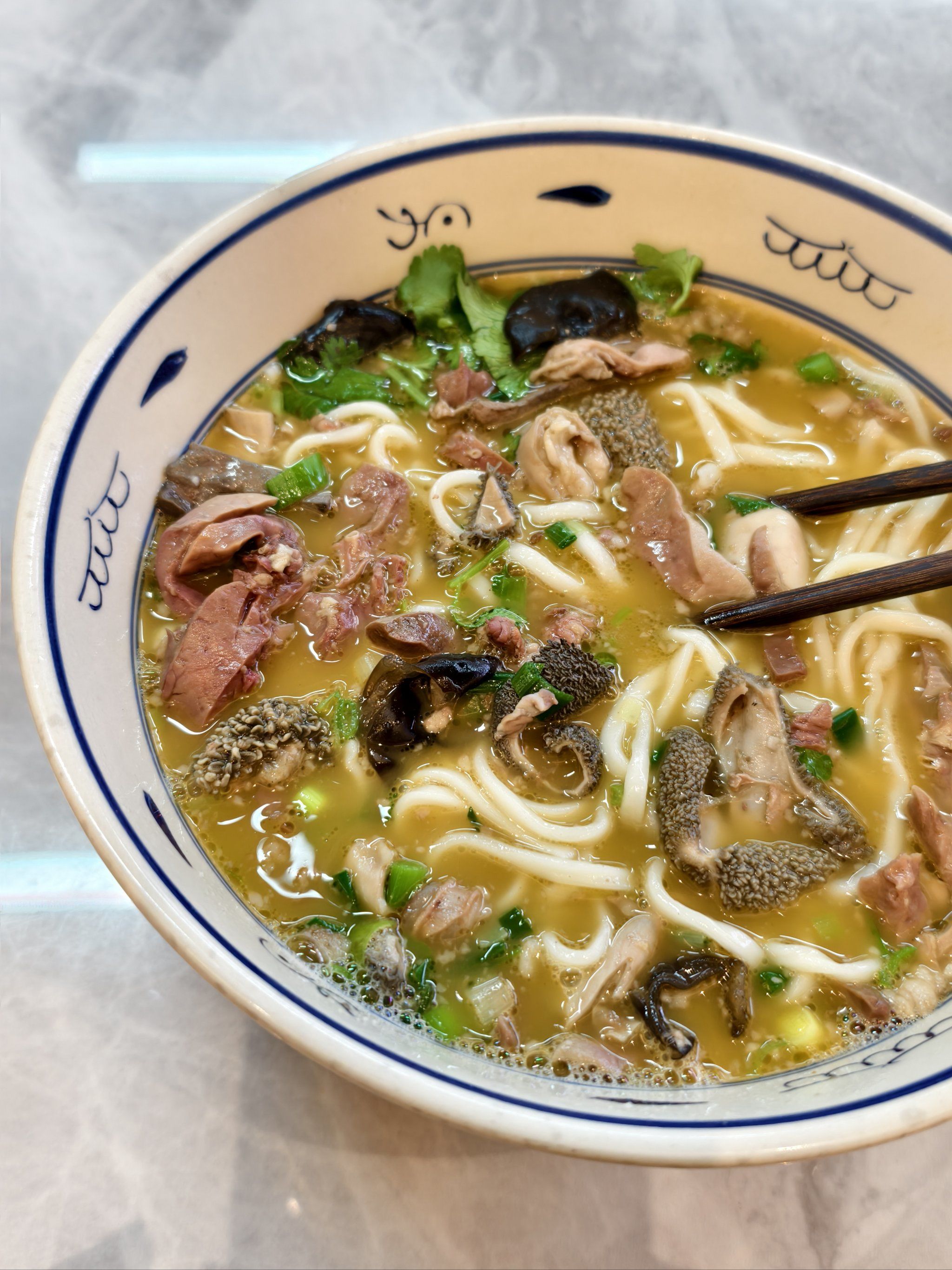 0元玩转这座城
这一碗羊杂面,羊杂的分量很足,味道也很好,面很筋道