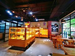 面包甜点陈列柜-啊噗吐呦现场烘焙(麦凯乐店)