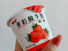 草莓果粒酸牛奶-和大铭品鲜奶站(大连商场店)
