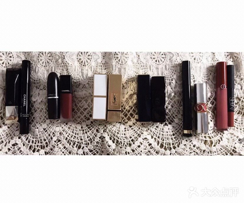 其实很多口红都是有点质地饱和度不同的同色系