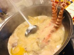 浓厚原只鸡煲花胶汤-鲜入围煮花胶鸡海鲜火锅