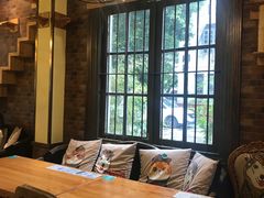 靠窗位-more than meow吴止猫主题餐厅(承德 中船汇店)