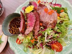 薄燒牛肉沙律配和風汁-豊 胜手丼
