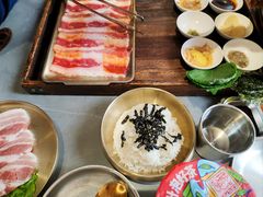 -围炉肉舍•炭烤活鳗•丹东海鲜烤肉(步行街店)