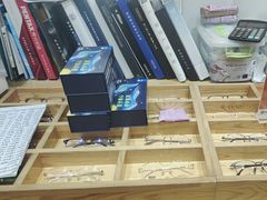 -豪门视光·星趣控·蔡司依视路眼镜代理商(中央大街店)