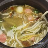 均价大概15元一份，三鲜的麻辣的味道都有