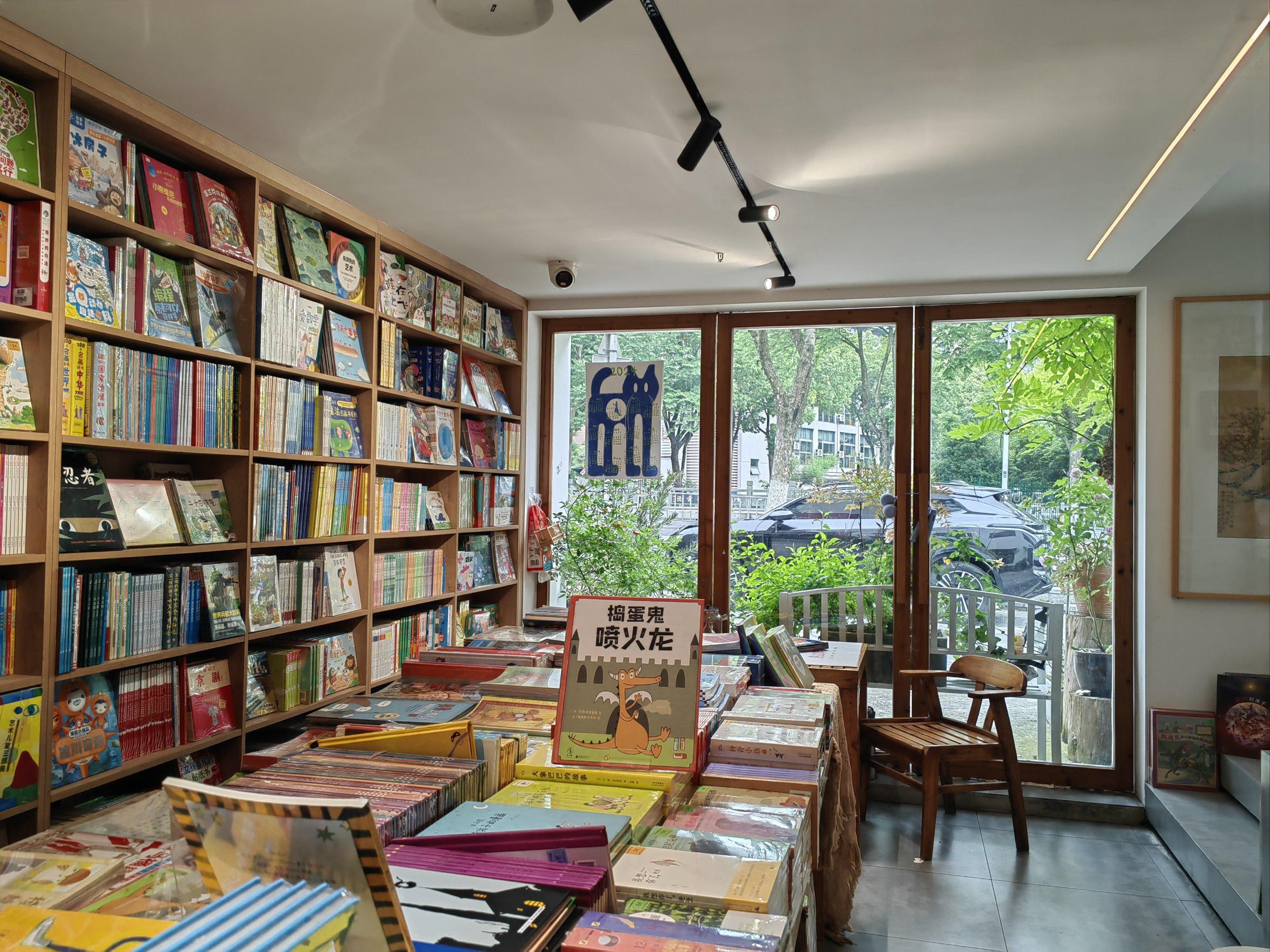 米就到了
就在一所学校的马路 悦鎈
我看了一圈发现好多适合小朋友