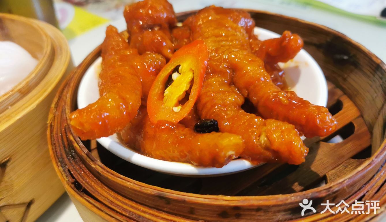 上个月吃过吴系以后，一直对鸡爪念念不忘，这次又跟闺蜜