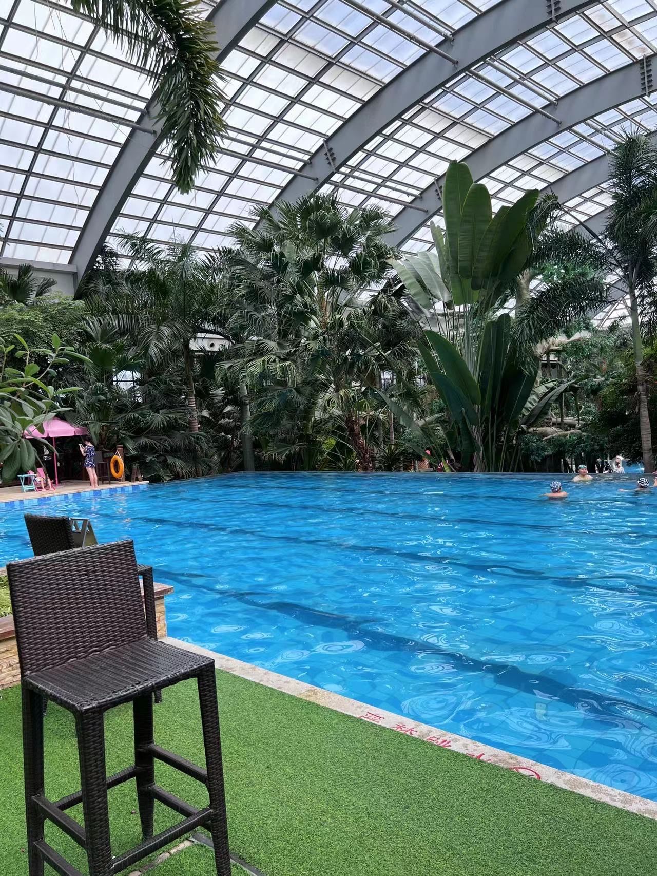 n
不光能在里面泡温泉还可以游泳,中医保健,喝喝茶,全身心放松