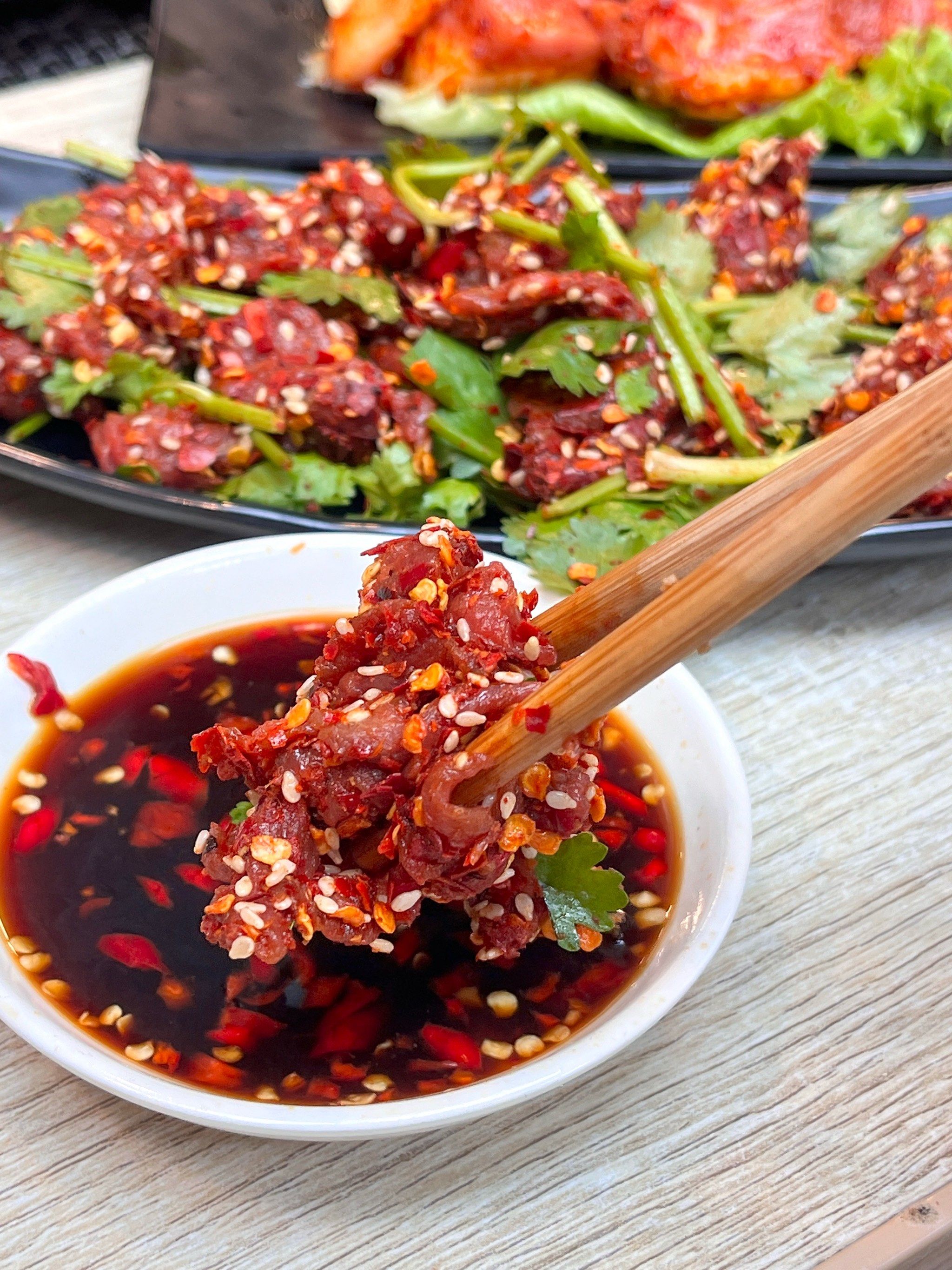 生拌牛肉🔥 简直就是生腌爱好者的福音,新鲜的牛肉加上秘制辣江汁