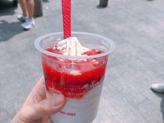 雪王草莓大圣代-蜜雪冰城(浙江大学店)
