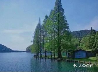 冒雨观看庐山三叠泉瀑布是一大美趣
